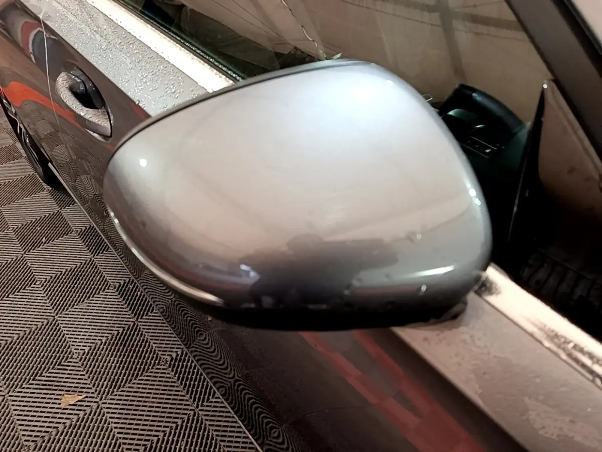 Rétroviseur côté gauche gris foncé d'une Mercedes Classe A 180 d Business Line 2021 avec portière et poignée visibles.