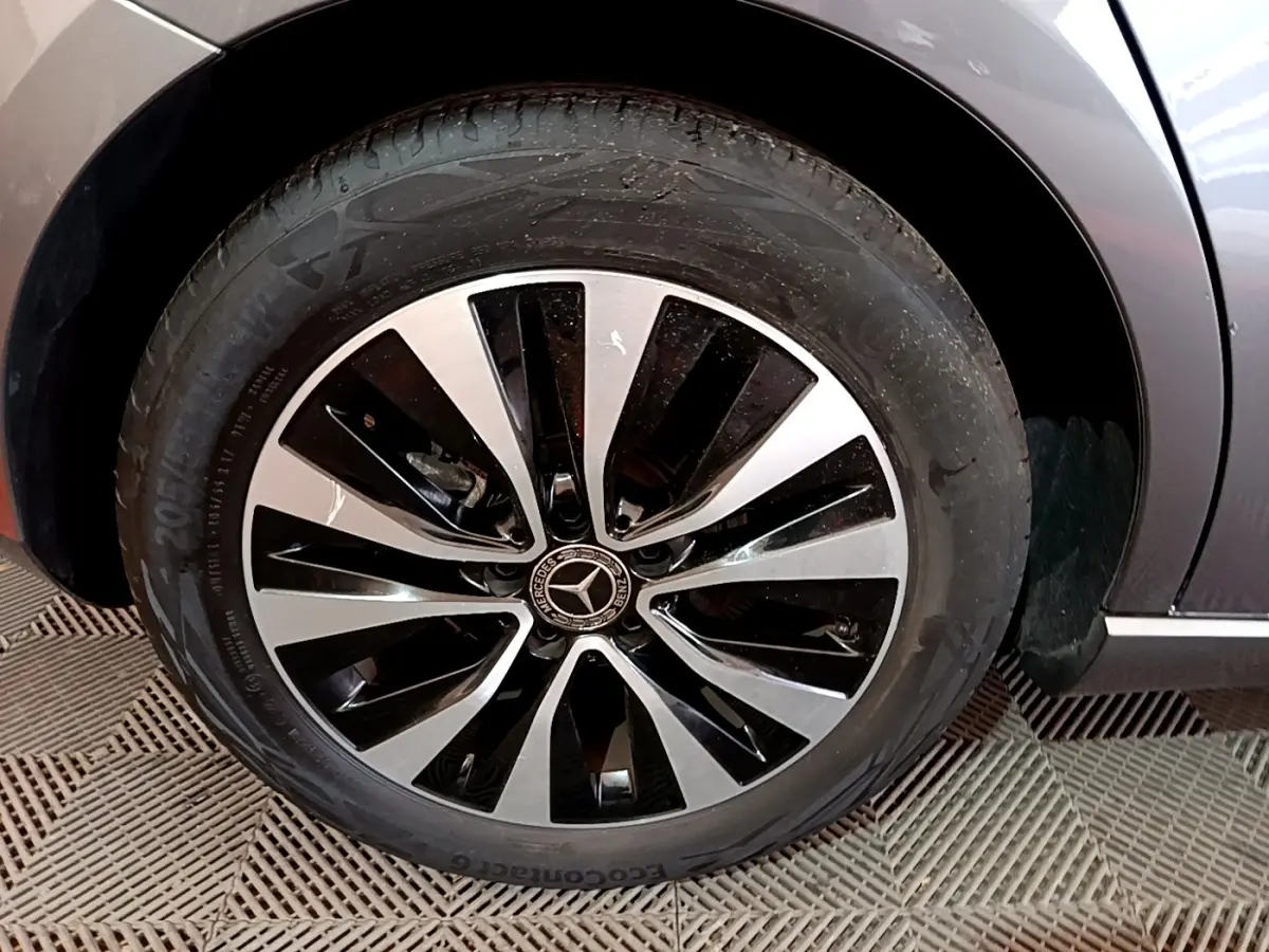 Gros plan sur la roue avant droite d'une Mercedes Classe A gris foncé avec jante alliage bicolore.