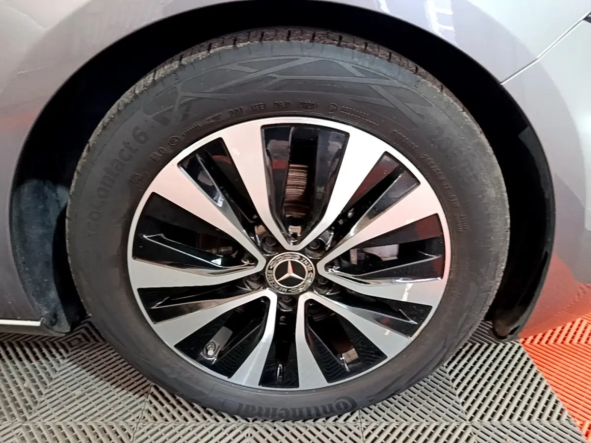 Gros plan sur la roue avant droite d’une Mercedes Classe A gris foncé avec jante alliage bicolore.