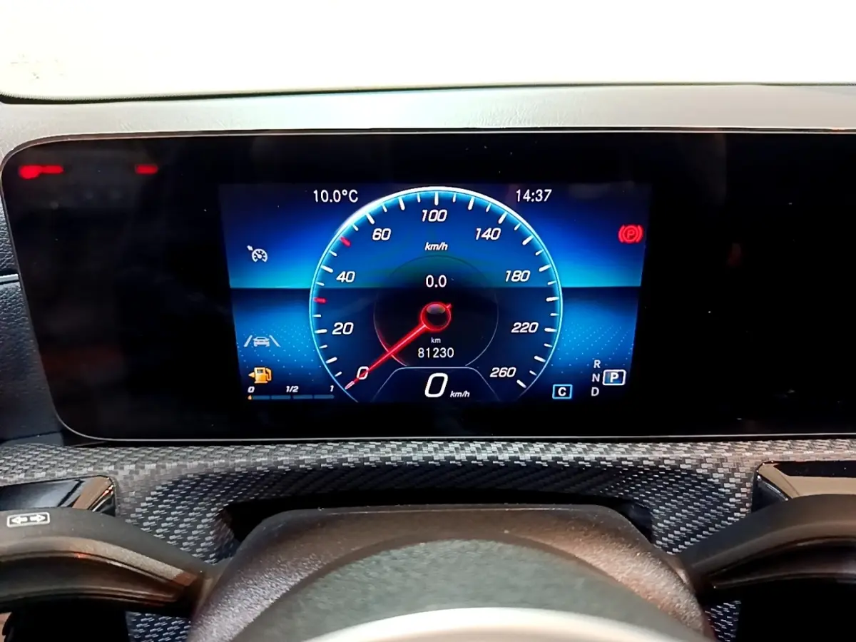 Vue rapprochée du tableau de bord numérique de la Mercedes Classe A 180 d Business Line avec affichage vitesse et jauge carburant.