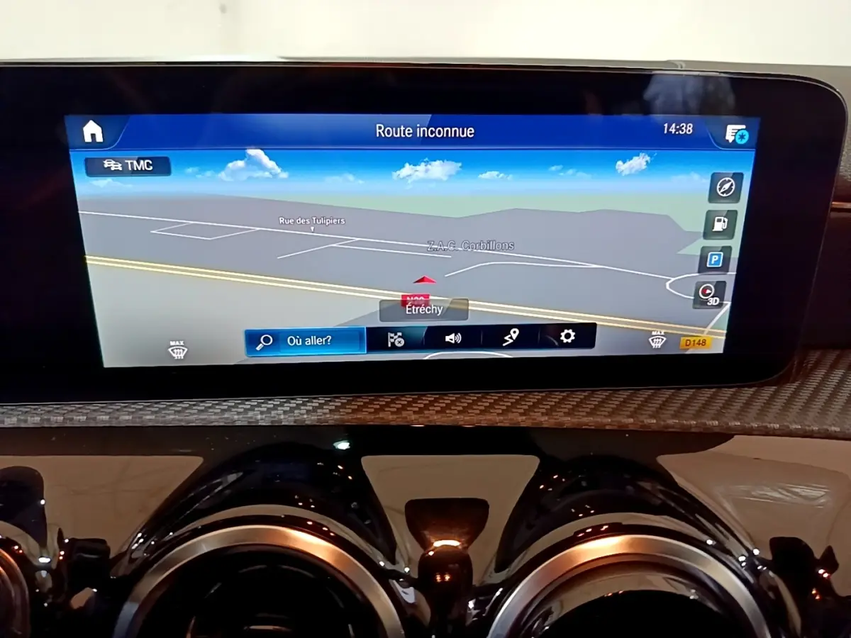 Écran tactile de navigation 10,3 pouces dans le tableau de bord d'une Mercedes Classe A gris foncé, vue intérieure.