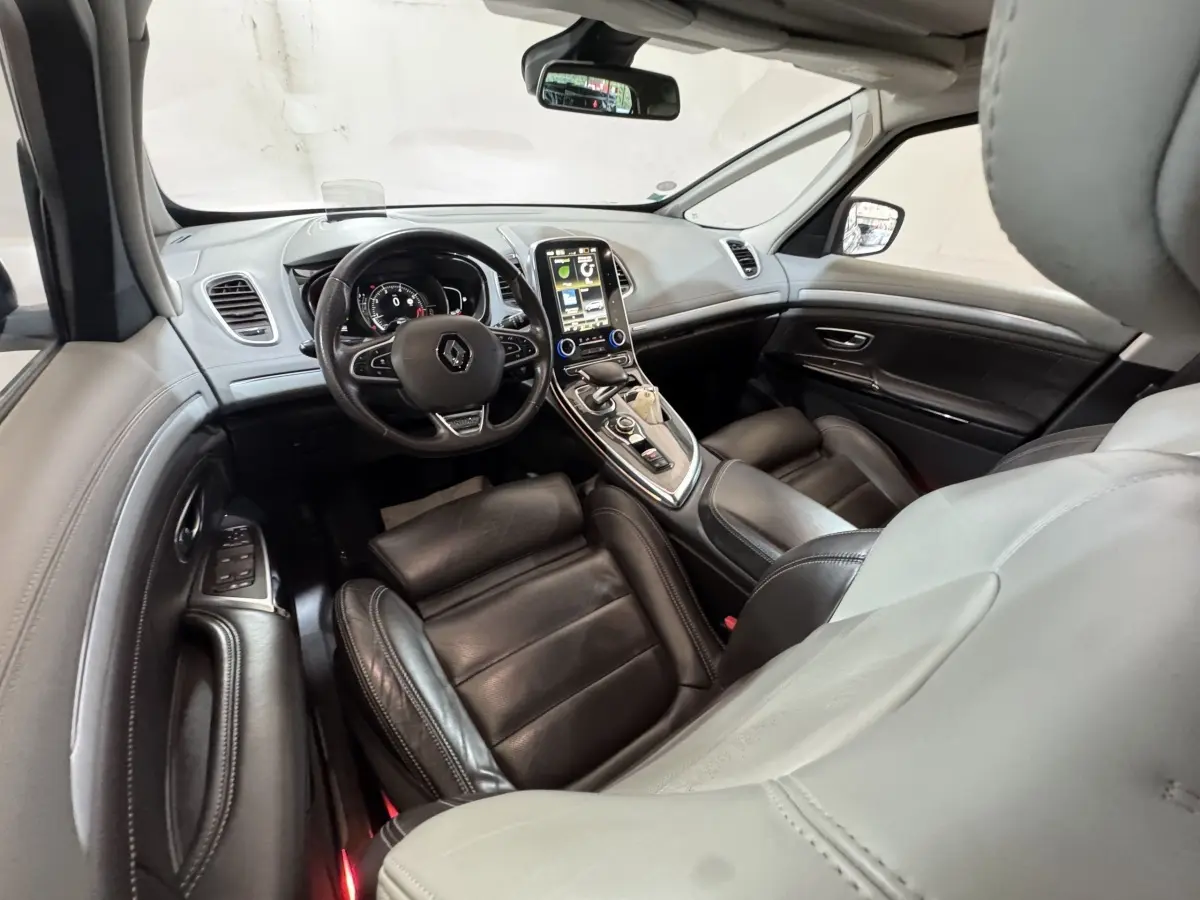 Vue intérieure avant droite du Renault Espace gris foncé 2015, avec tableau de bord digital et écran tactile vertical.