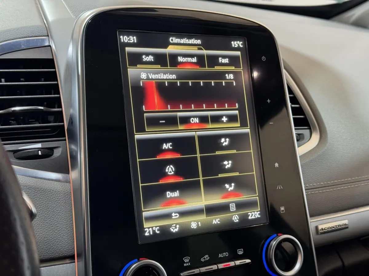 Gros plan sur l'écran tactile central de climatisation du Renault Espace gris foncé, affichant les réglages de ventilation et température.