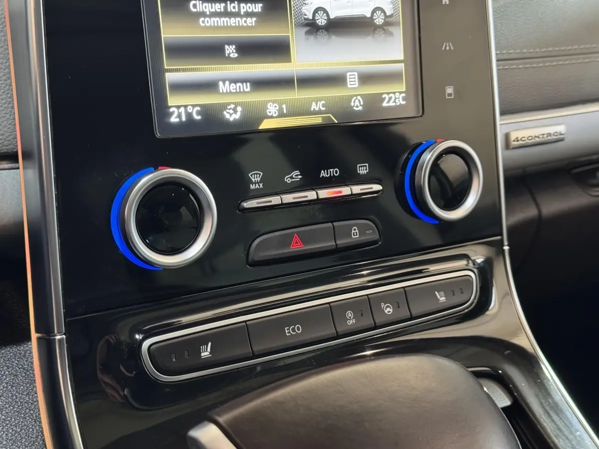 Gros plan sur la console centrale tactile et les commandes de climatisation du Renault Espace gris foncé, version Initiale Paris.