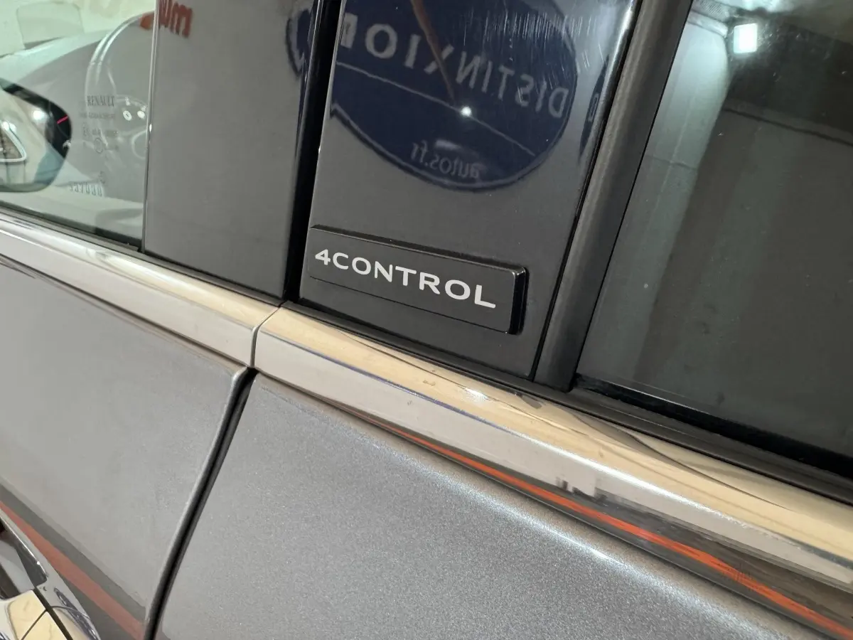 Gros plan sur l’inscription 4CONTROL sur la porte côté gauche d’un Renault Espace gris foncé.