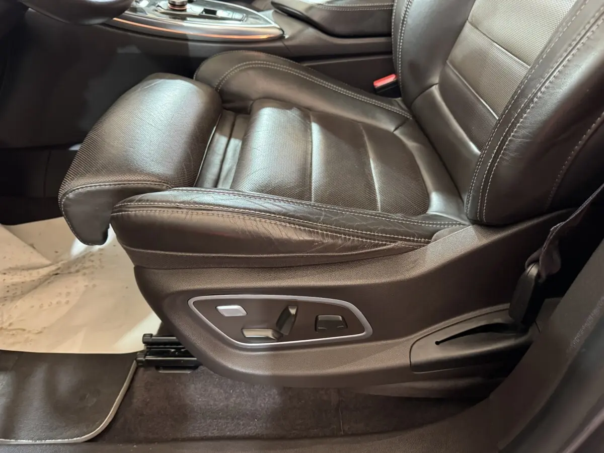 Gros plan sur le siège avant droit en cuir noir avec commandes électriques du Renault Espace Initiale Paris 2015.