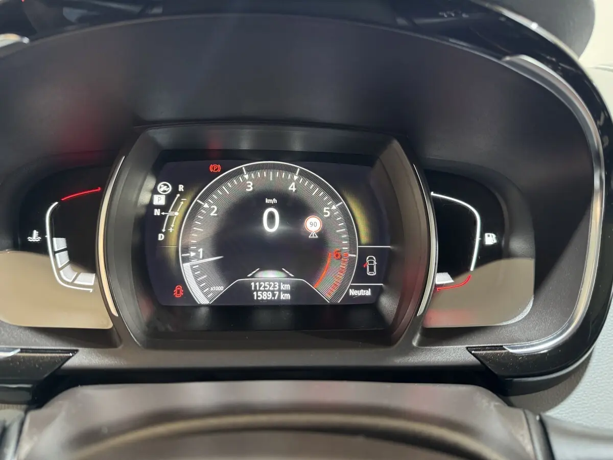Vue rapprochée du tableau de bord numérique du Renault Espace gris foncé, affichant la vitesse à 0 km/h et l'odomètre.