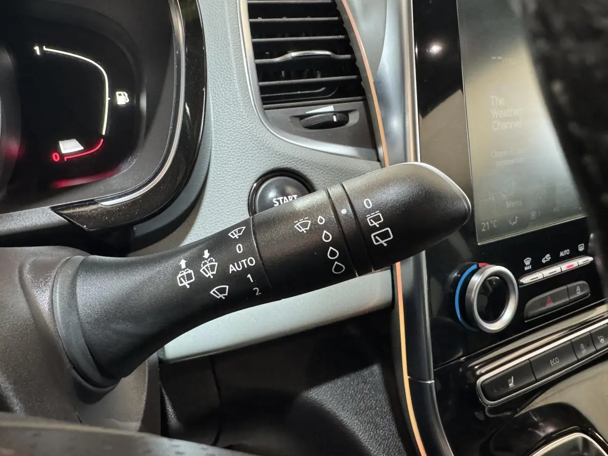 Gros plan sur la commande d’essuie-glace côté gauche du tableau de bord gris foncé du Renault Espace 2015 Initiale Paris.