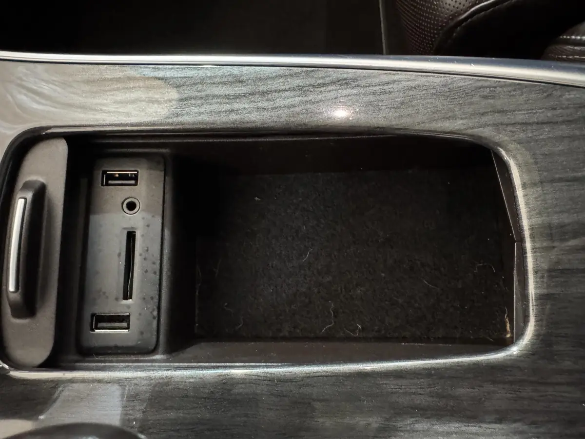 Gros plan sur la console centrale gris foncé du Renault Espace Initiale Paris avec ports USB et prise jack intégrés.