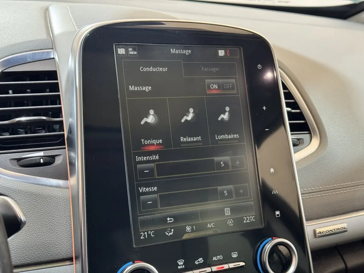 Gros plan sur l'écran tactile central du tableau de bord gris clair du Renault Espace Initiale Paris 2015, affichant les réglages massage.