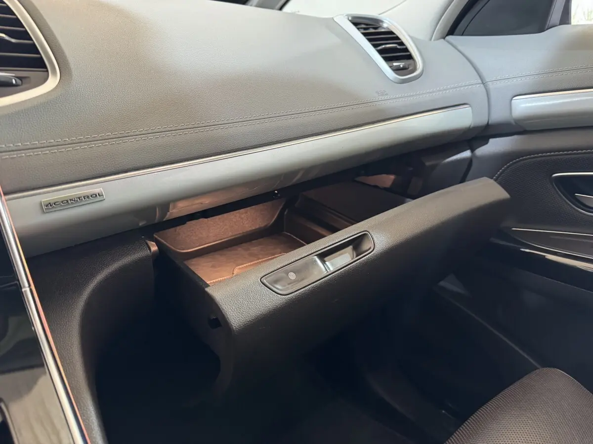 Vue intérieure côté passager du tableau de bord gris avec boîte à gants ouverte et badge 4CONTROL sur Renault Espace 2015.