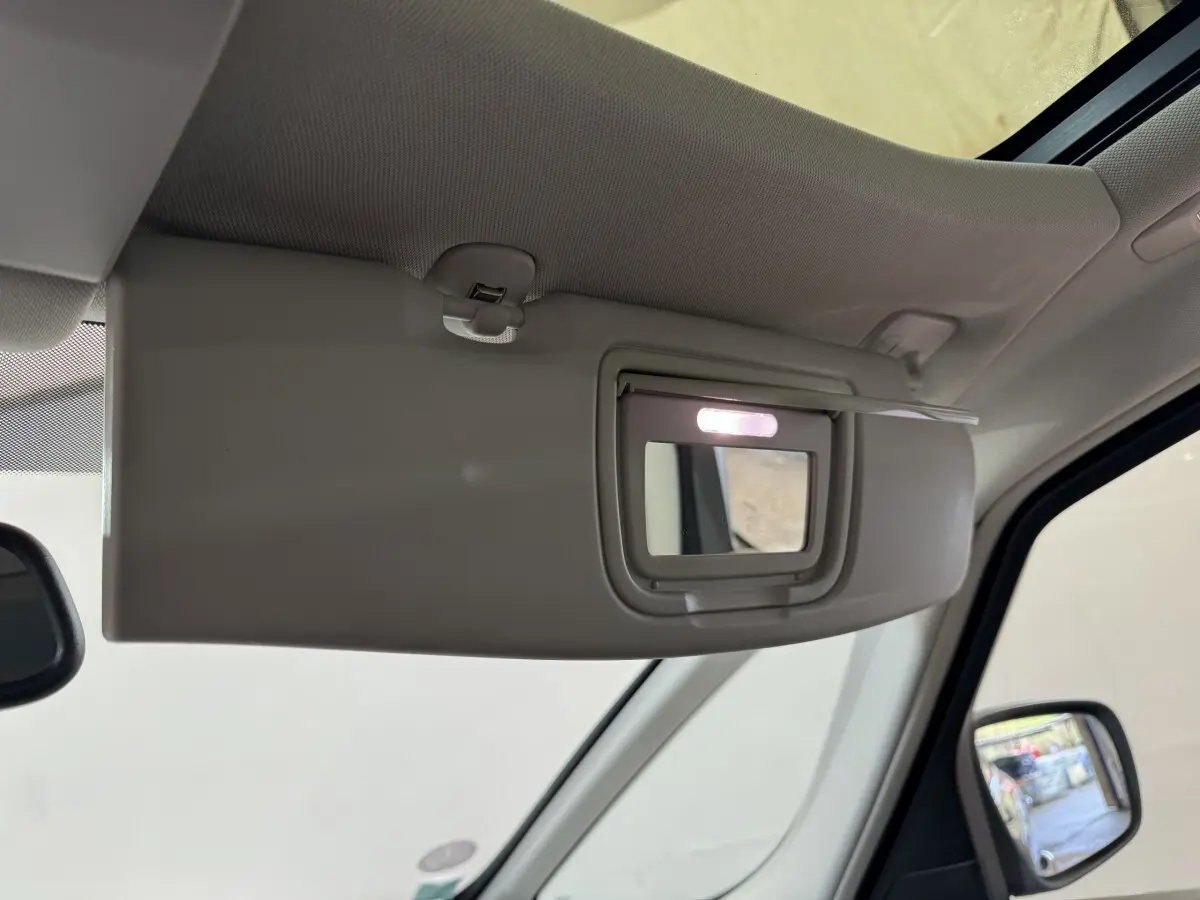Miroir de courtoisie éclairé sur pare-soleil côté conducteur dans l’habitacle d’un Renault Espace gris foncé.