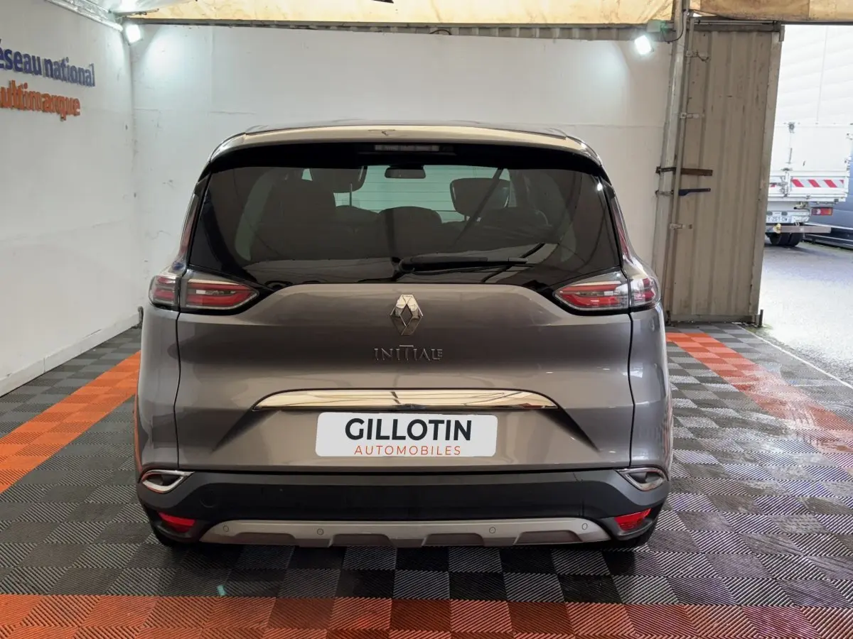 Vue arrière d'un Renault Espace Initiale Paris gris foncé, avec logo et feux LED distinctifs visibles en intérieur.