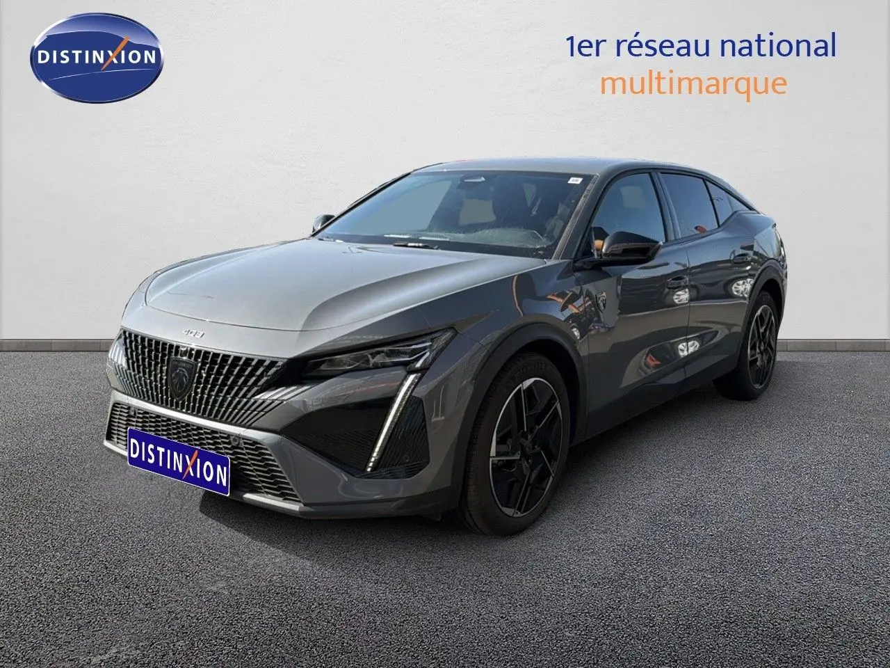 Peugeot 408 gris selenium métal en 3/4 avant droit, avec calandre distinctive et jantes noires stylées.