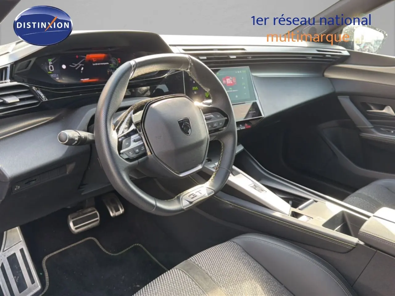 Intérieur noir de la Peugeot 408 1.2 Hybrid 2025, vue du poste de conduite avec volant GT et écran tactile central.