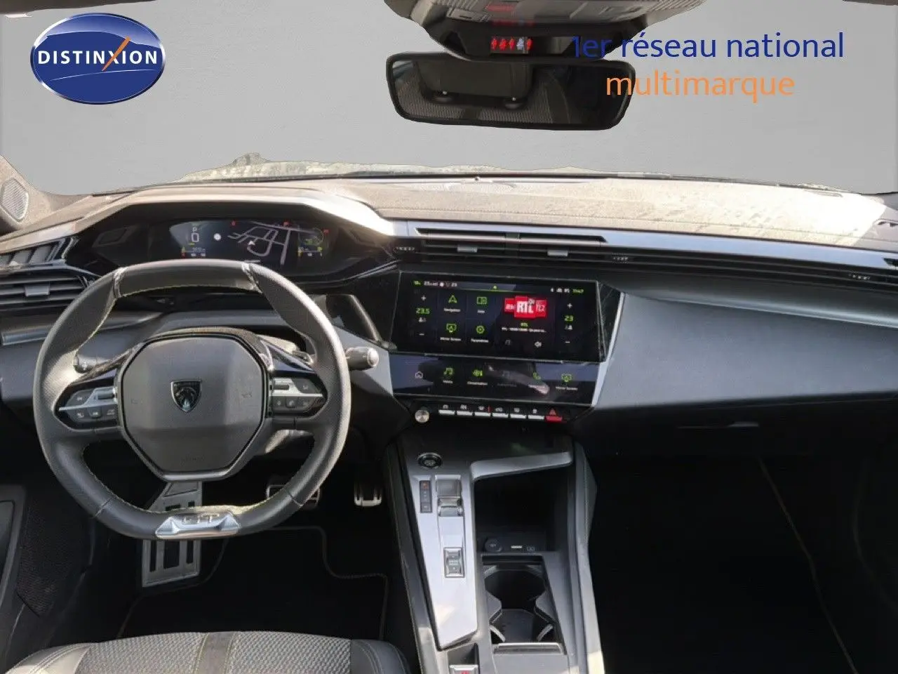 Vue intérieure du tableau de bord et volant de la Peugeot 408 gris selenium, avec écran tactile central et affichage numérique.