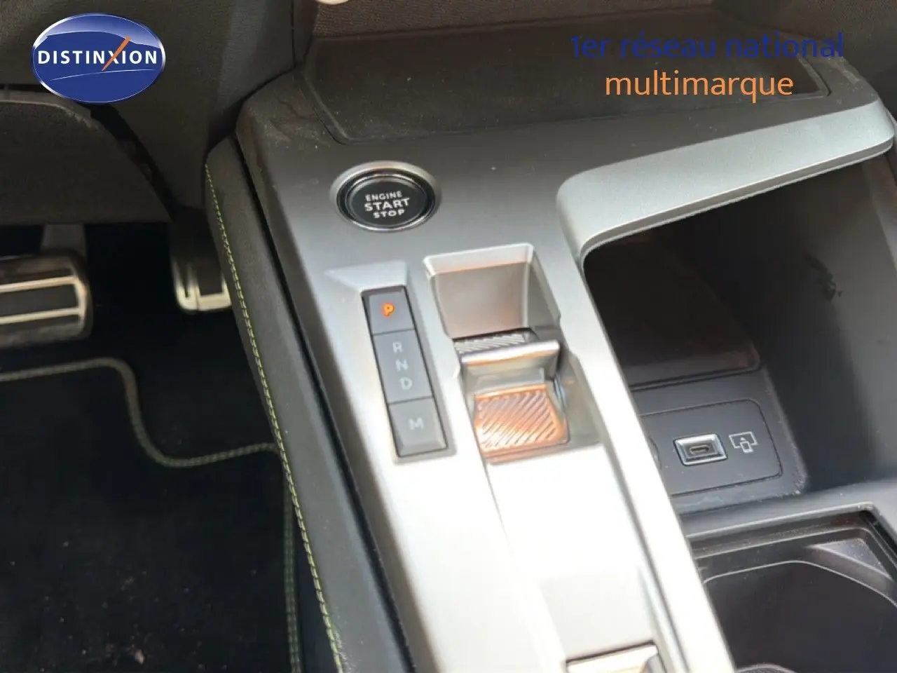 Gros plan sur la console centrale de la Peugeot 408 gris selenium, montrant la commande de boîte auto et le bouton start/stop.