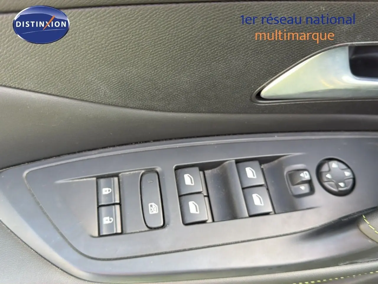 Gros plan sur les commandes de lève-vitres et rétroviseurs côté conducteur de la Peugeot 408 gris Selenium 2025.