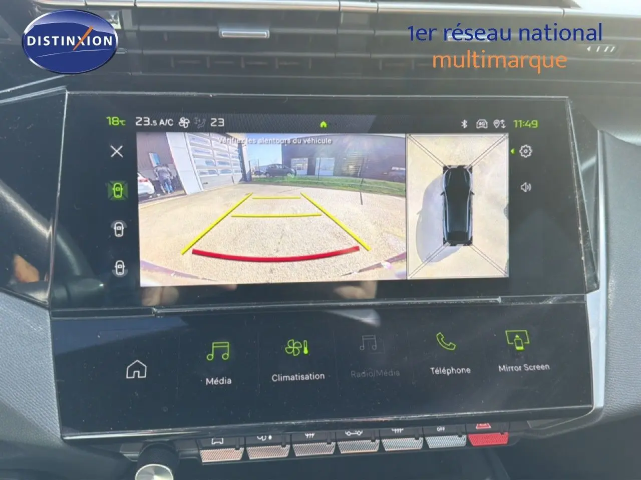 Écran tactile intérieur montrant la caméra de recul et vue 360° du Peugeot 408 gris Selenium Metal, tableau de bord moderne.