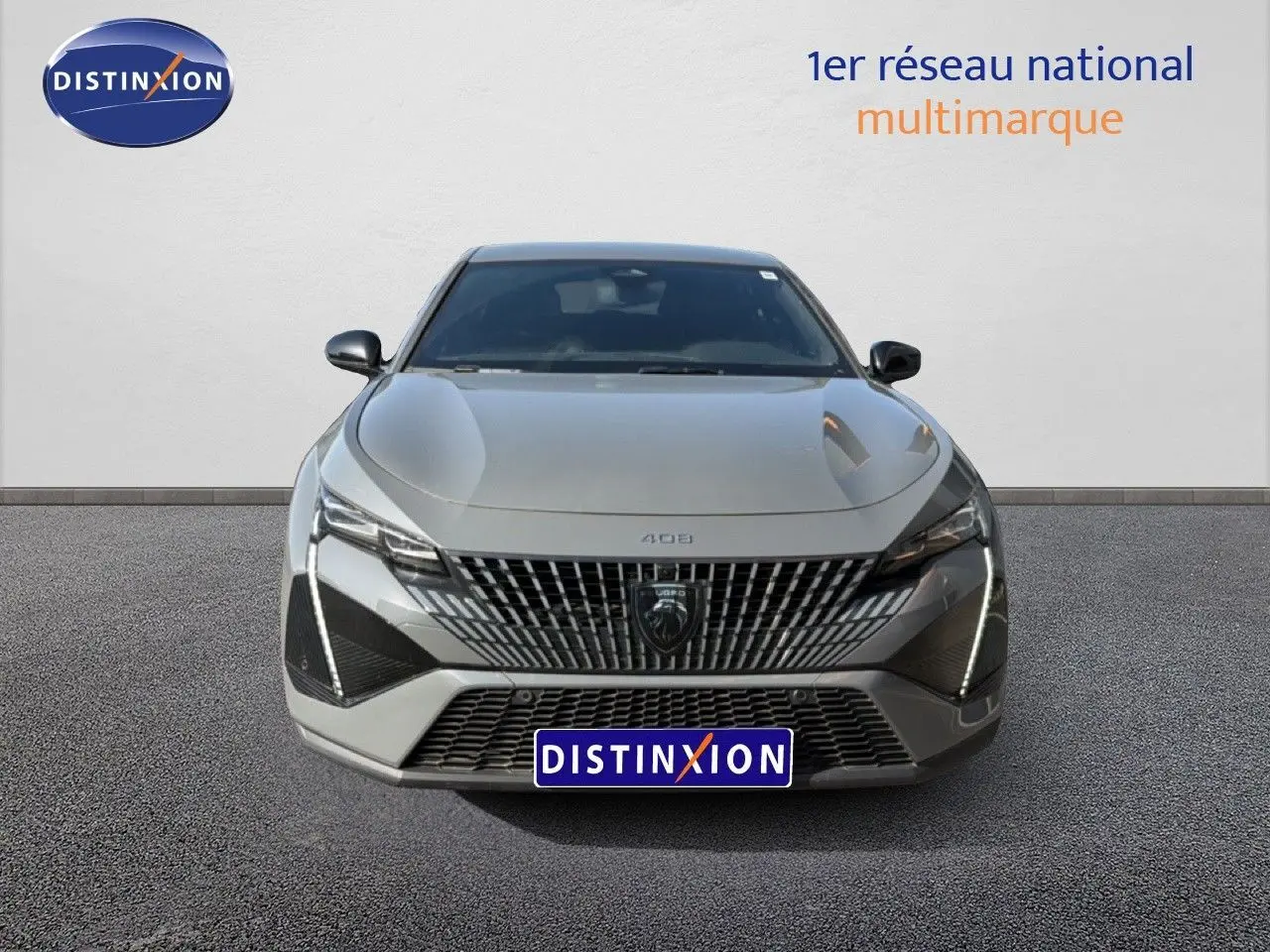 Vue avant du Peugeot 408 gris selenium metal 2025 avec calandre large et phares LED distinctifs.