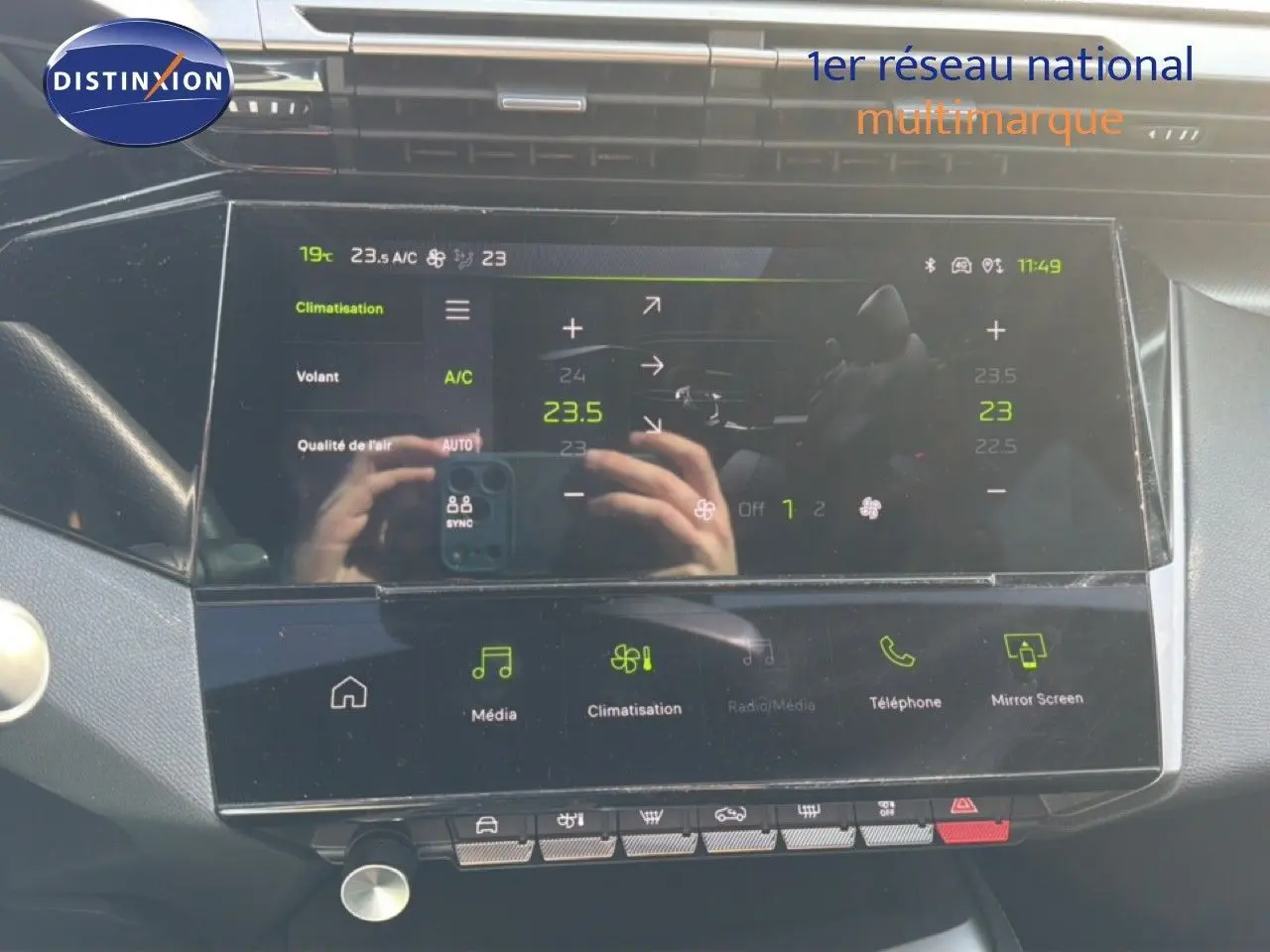 Écran tactile central de la Peugeot 408 gris Selenium, affichant les réglages de climatisation et multimédia.