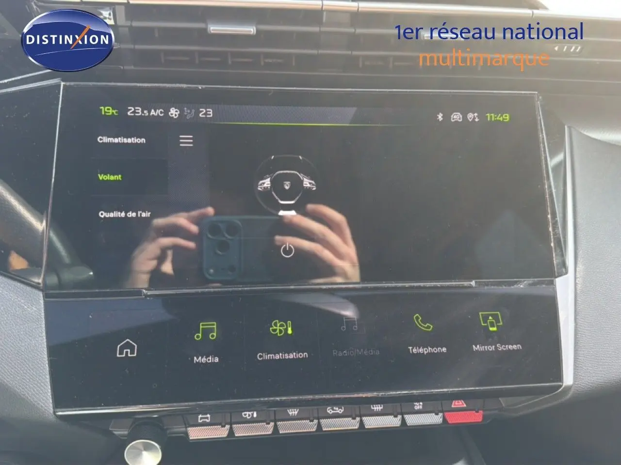 Écran tactile central de la Peugeot 408 gris selenium, affichant les réglages de climatisation et multimédia.