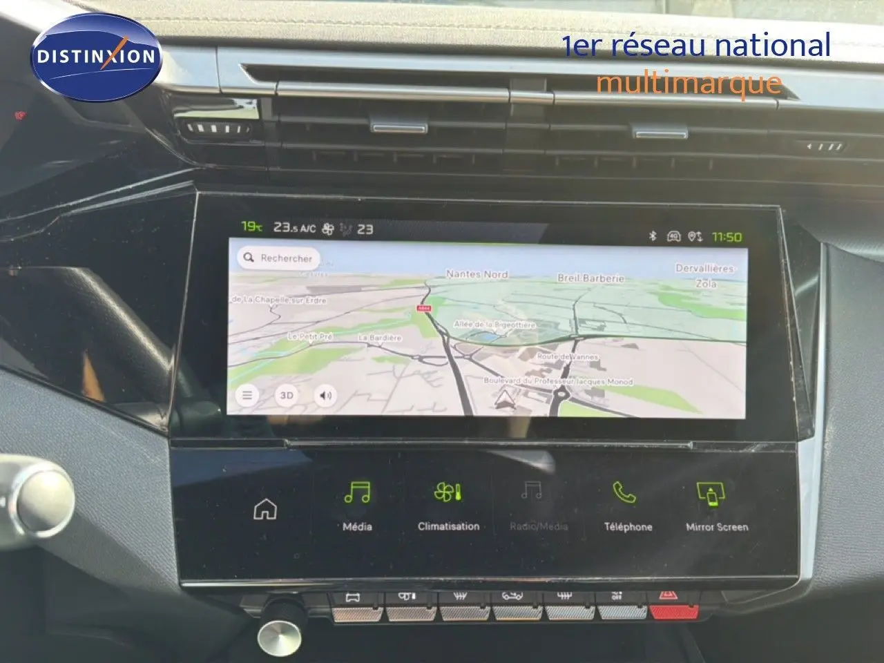 Vue rapprochée de l’écran tactile central du Peugeot 408 gris Selenium, affichant la navigation GPS et les commandes multimédia.