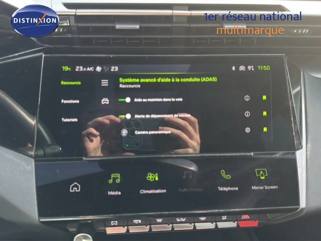 Écran tactile central du Peugeot 408 1.2 Hybrid 145ch GT affichant les aides à la conduite, intérieur noir moderne.