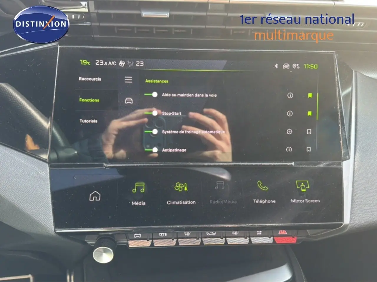 Écran tactile central de la Peugeot 408 gris Selenium, affichant les options d'assistance à la conduite.