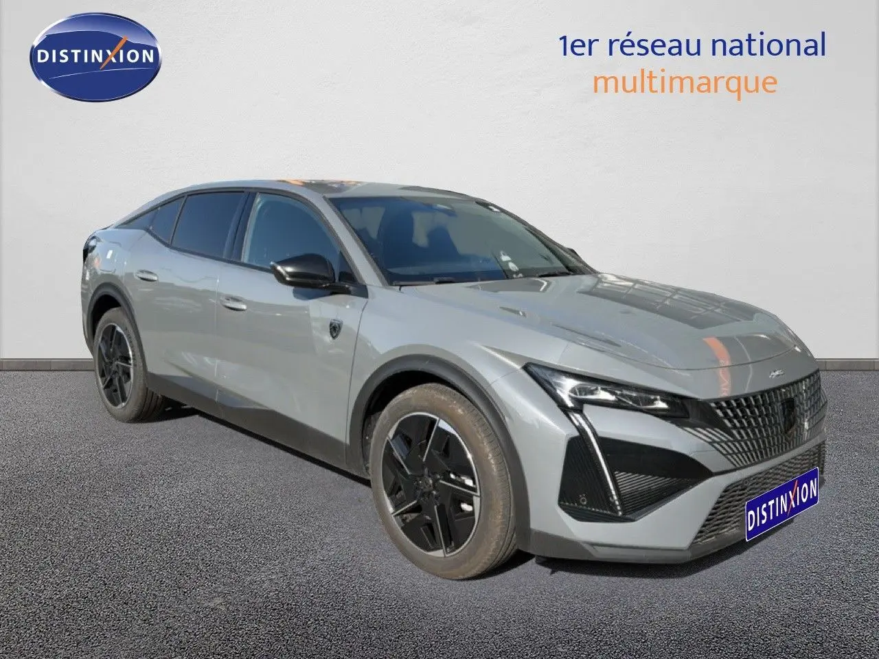 Peugeot 408 gris selenium métal en 3/4 avant droit, avec calandre distinctive et jantes noires.