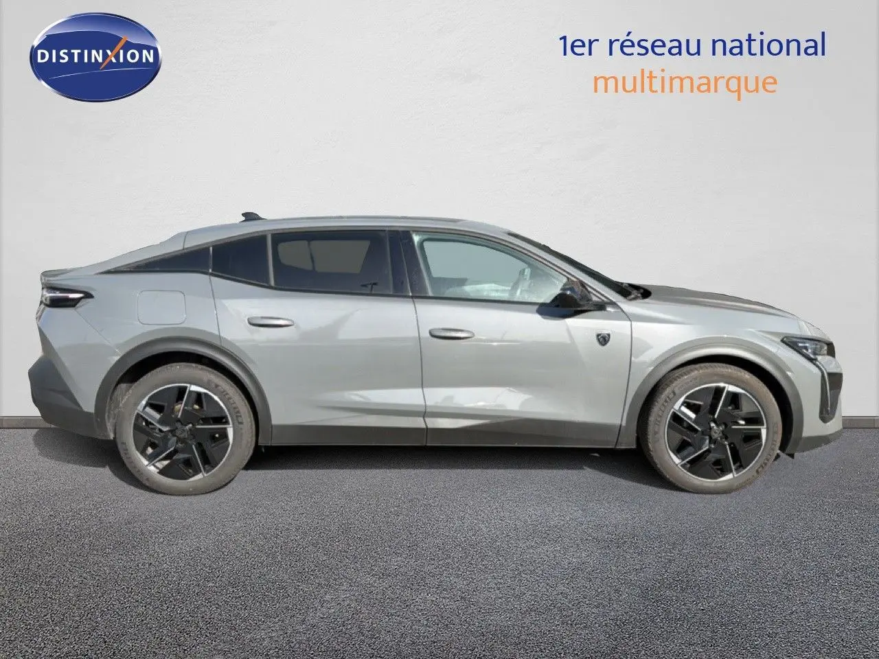 Profil droit d'une Peugeot 408 gris selenium metal 2025, avec jantes noires et lignes modernes distinctives.
