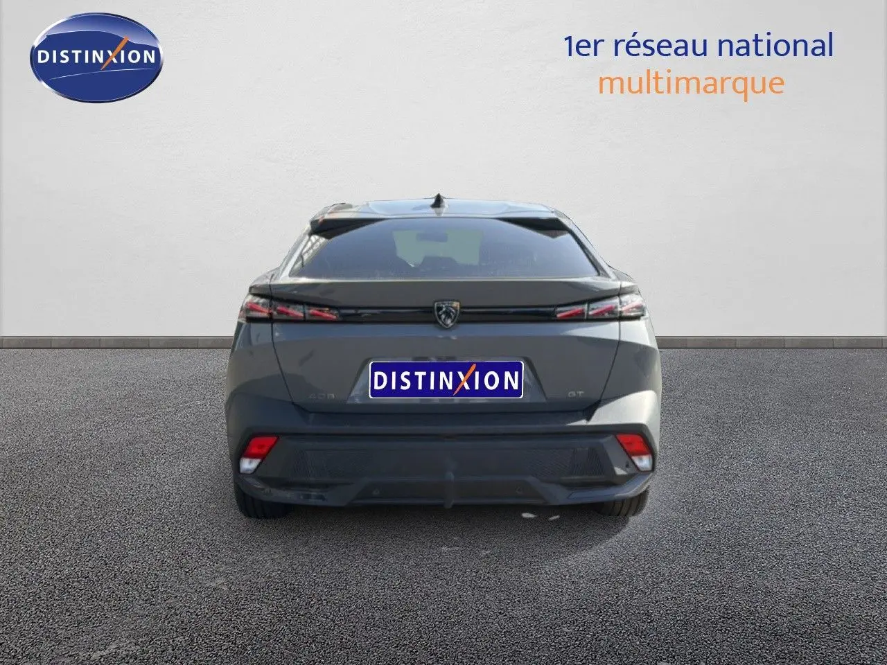 Vue arrière d'une Peugeot 408 gris selenium metal 2025, mettant en valeur ses feux arrière fins et son design moderne.