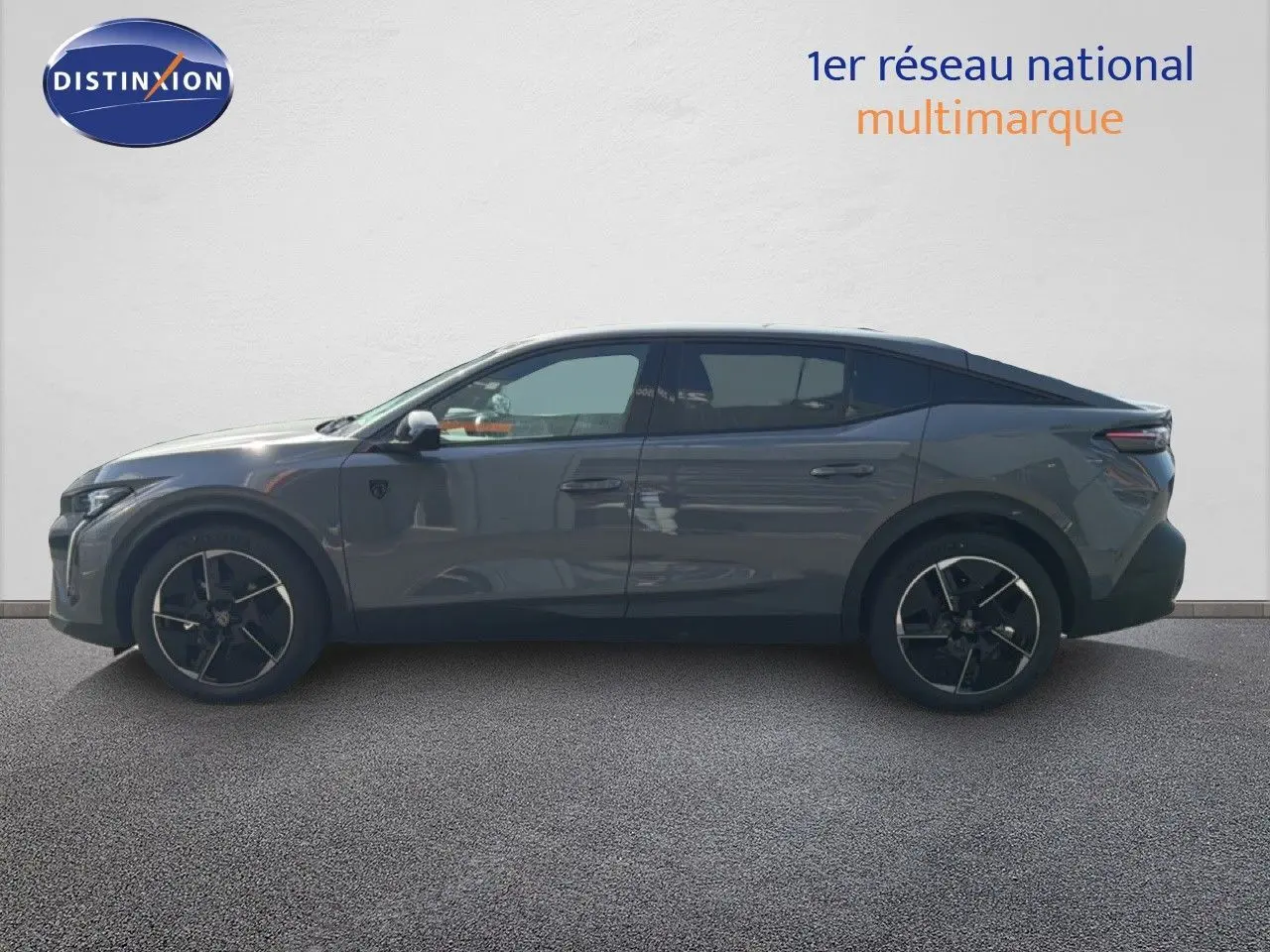 Profil droit d'une Peugeot 408 1.2 Hybrid gris selenium métal avec jantes noires et toit foncé, sur fond neutre.