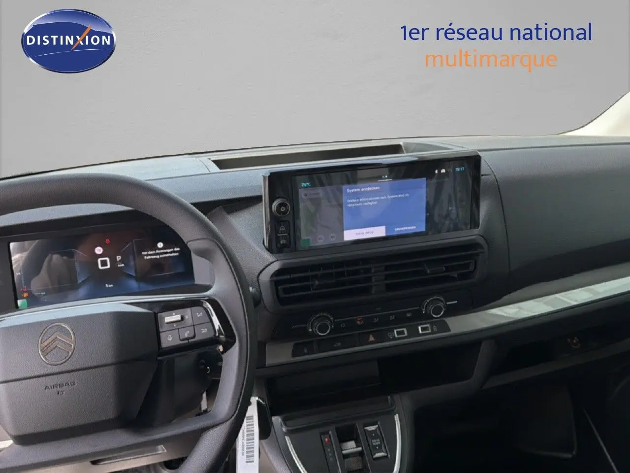 Vue intérieure du tableau de bord et volant du Citroën Jumpy blanc Kaolin, avec écran tactile central et commandes au volant.