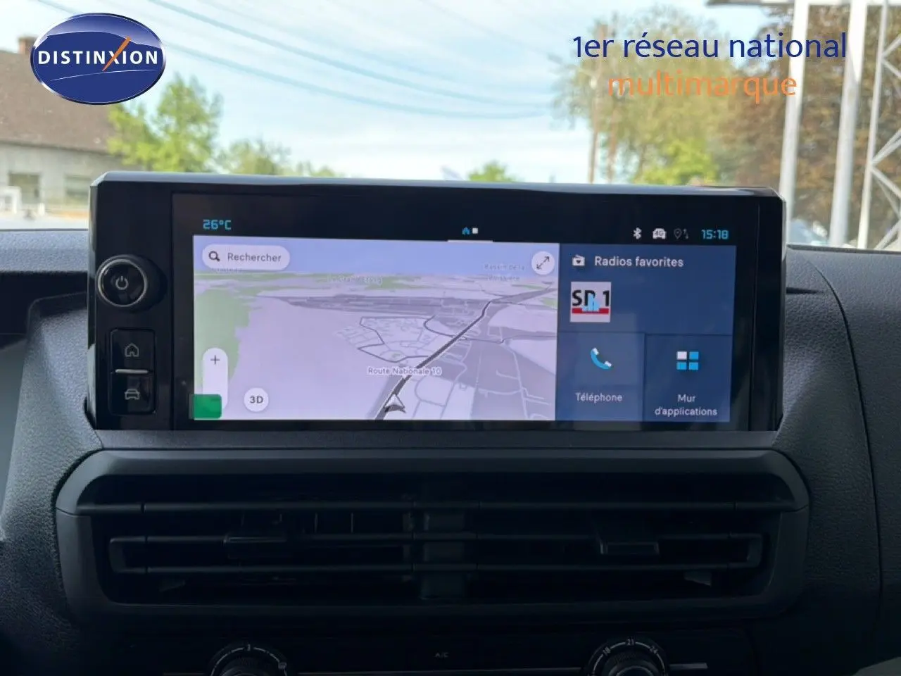 Écran tactile central du tableau de bord du Citroën Jumpy blanc, affichant la navigation GPS et les options multimédia.