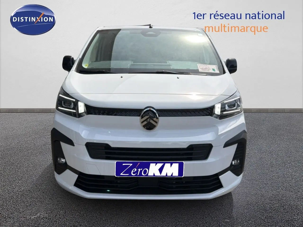 Vue frontale d'un Citroën Jumpy blanc Kaolin avec calandre noire et phares LED modernes.