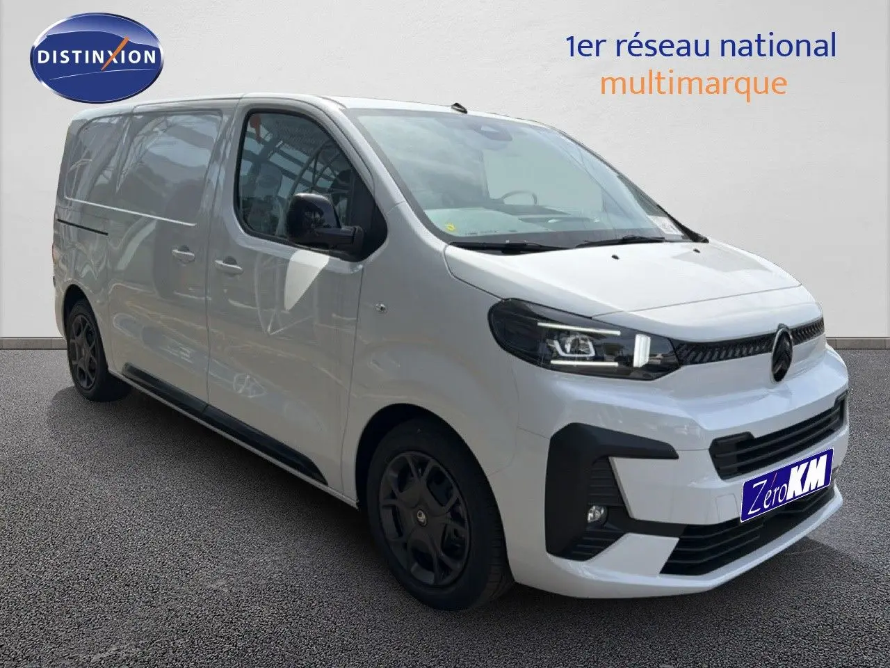 Vue 3/4 avant droit du Citroën Jumpy blanc Kaolin avec jantes noires et calandre noire distinctive.
