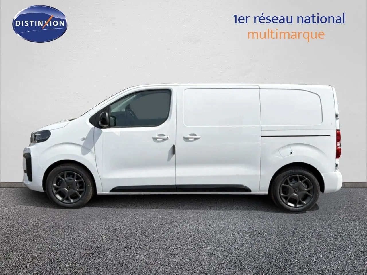 Vue latérale droite d'un Citroën Jumpy blanc Kaolin, fourgon utilitaire avec jantes noires et lignes épurées.