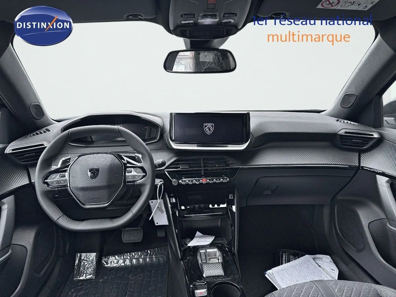 Intérieur noir du Peugeot 2008 Hybrid 136ch, vue frontale sur le tableau de bord et volant compact multifonction.