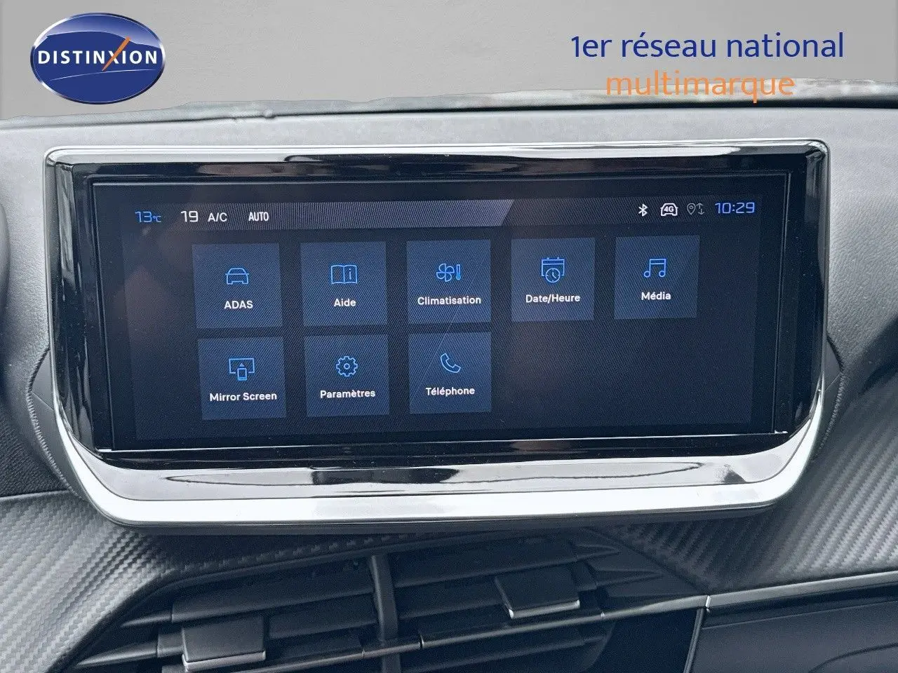 Peugeot 2008 hybride noir métal vue de profil avant droit, soulignant ses lignes modernes et sa calandre distinctive.