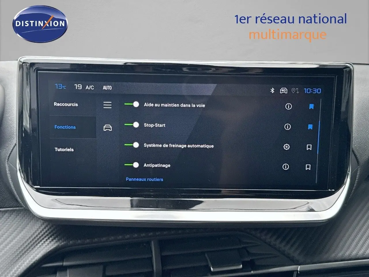 Écran tactile central affichant les aides à la conduite du Peugeot 2008 Hybrid 136ch Allure noir métal, intérieur moderne.