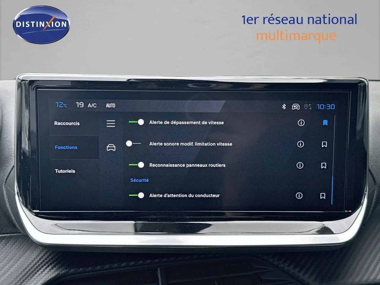 Écran tactile central affichant les réglages d'alerte de vitesse dans un Peugeot 2008 noir métal 2025.