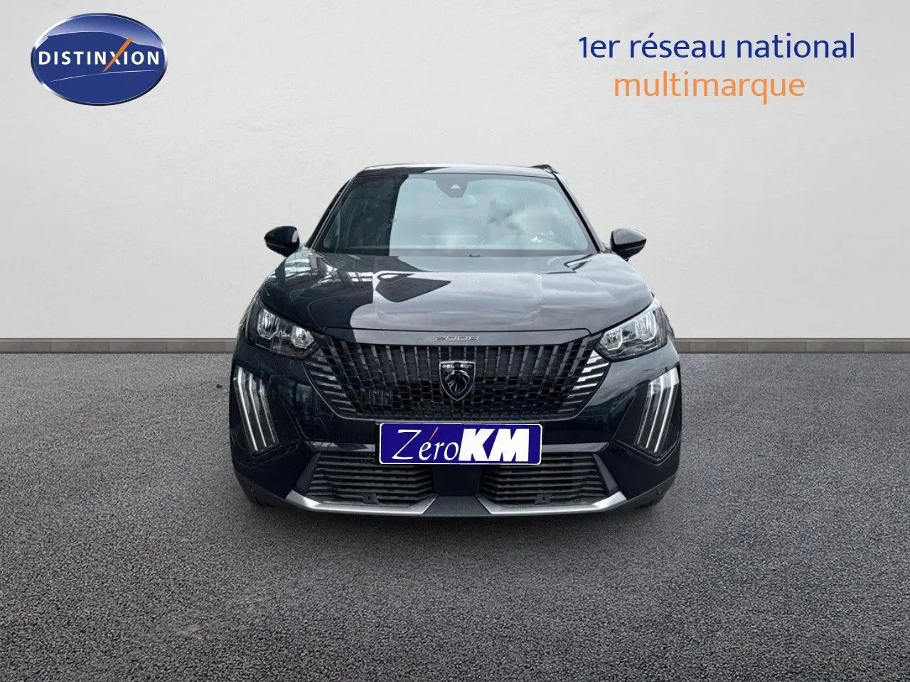 Vue frontale d'un Peugeot 2008 HYBRID 136CH Allure noir métal avec feux LED et calandre imposante.