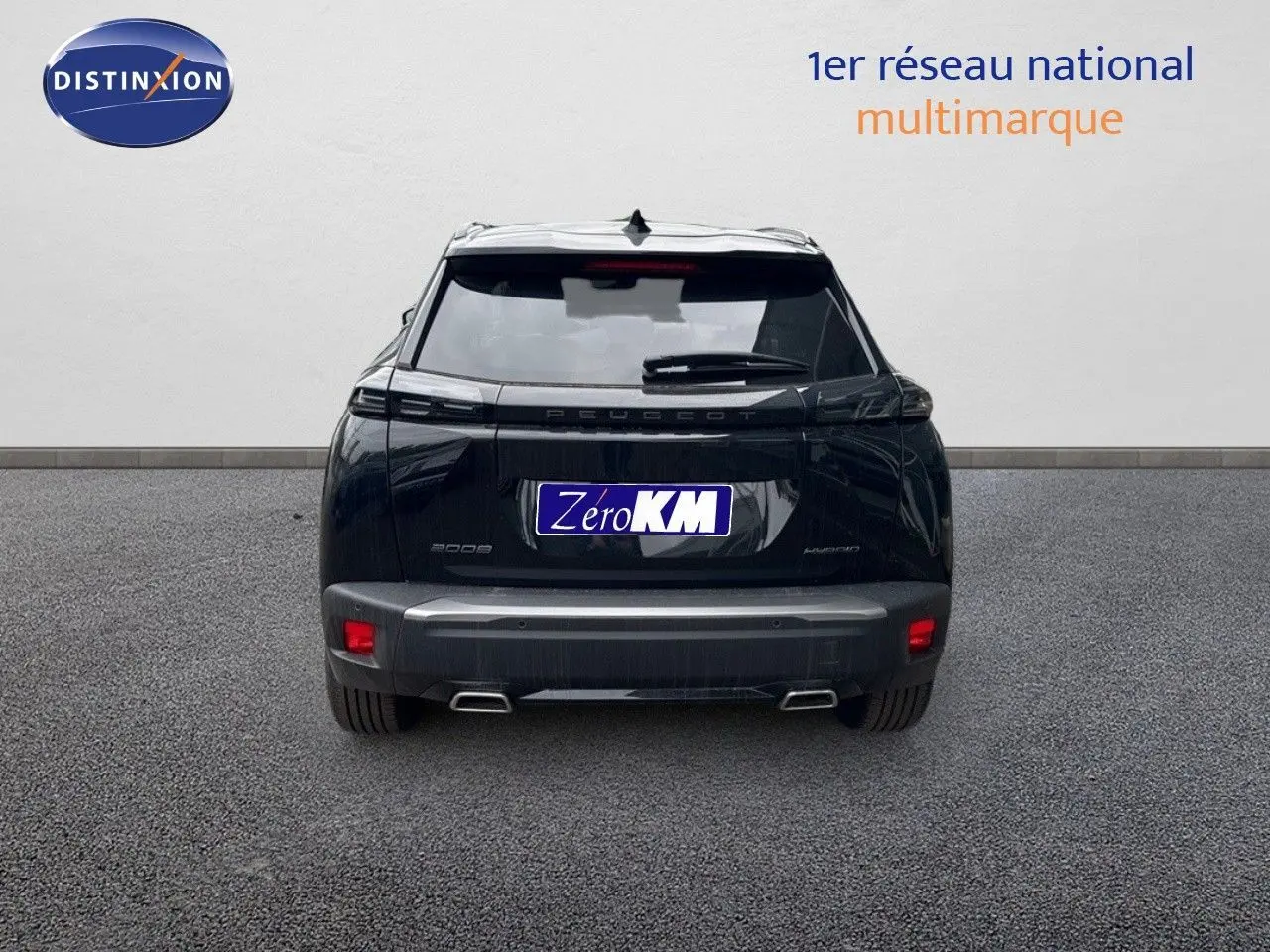 Vue arrière d'un Peugeot 2008 noir métal 2025 avec double sortie d'échappement et logo Zero KM visible.