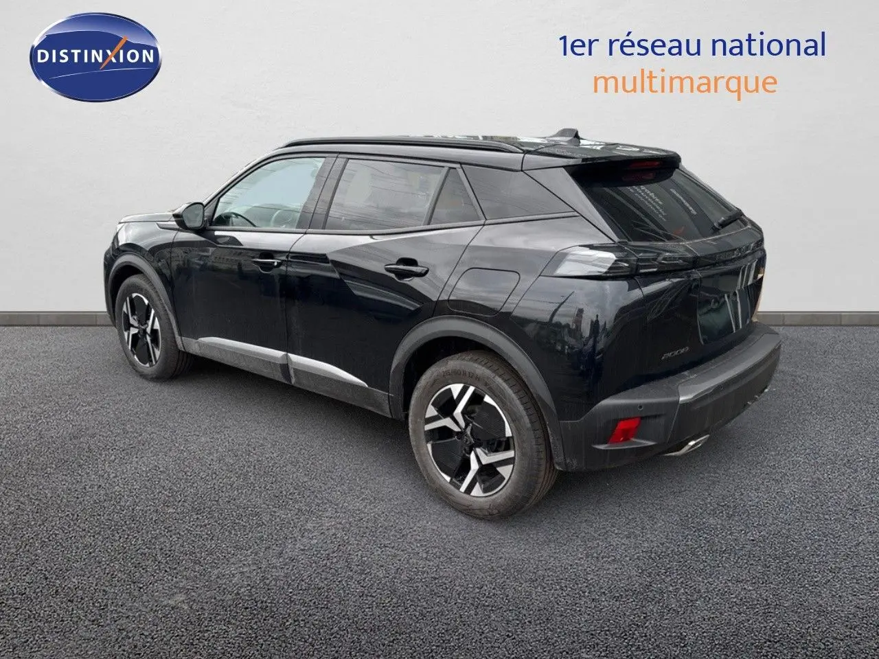 Peugeot 2008 noir métal en 3/4 arrière droit, mettant en valeur ses jantes bi-ton et son design compact.