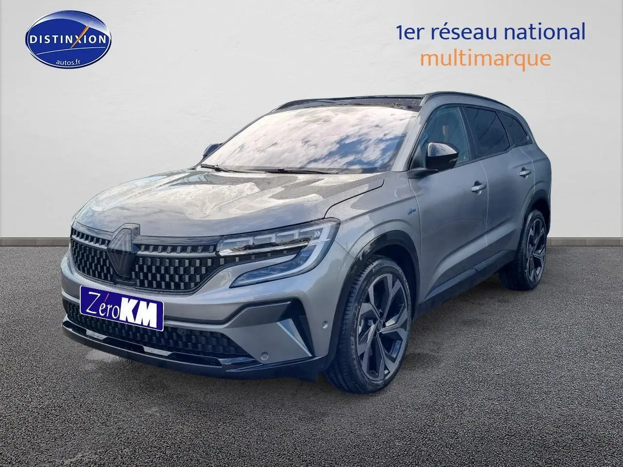 Renault Espace VI gris schiste en 3/4 avant droit avec calandre à damiers et jantes Daytona noir diamanté.