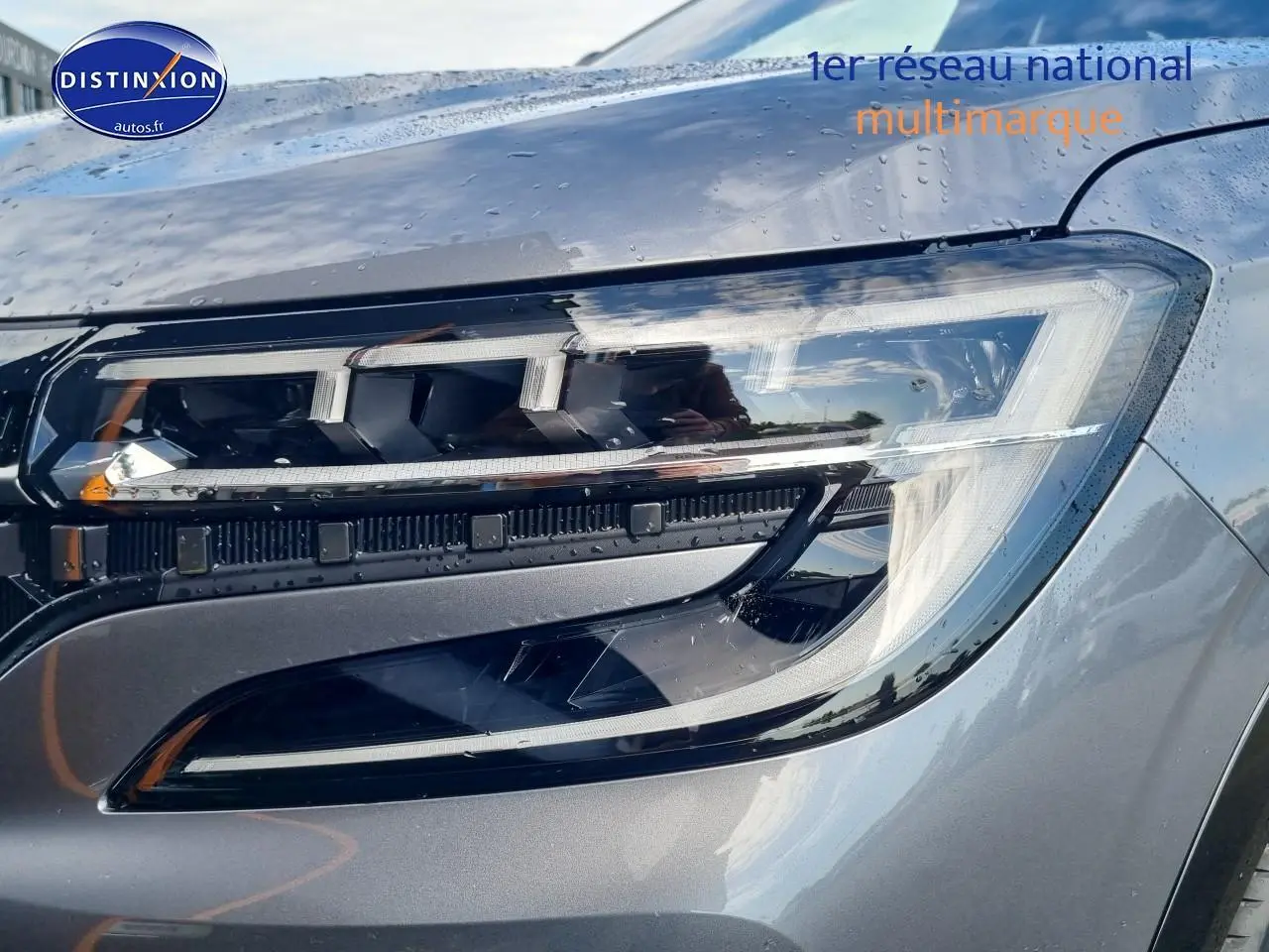 Gros plan sur le phare avant droit du Renault Espace VI gris schiste, soulignant son design LED moderne.