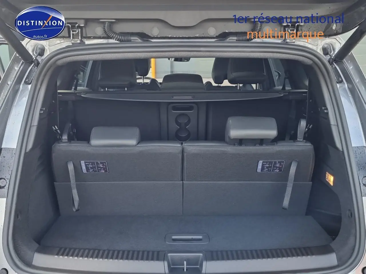 Coffre ouvert du Renault Espace VI gris schiste, vue arrière montrant la banquette 3e rangée et cache-bagages.