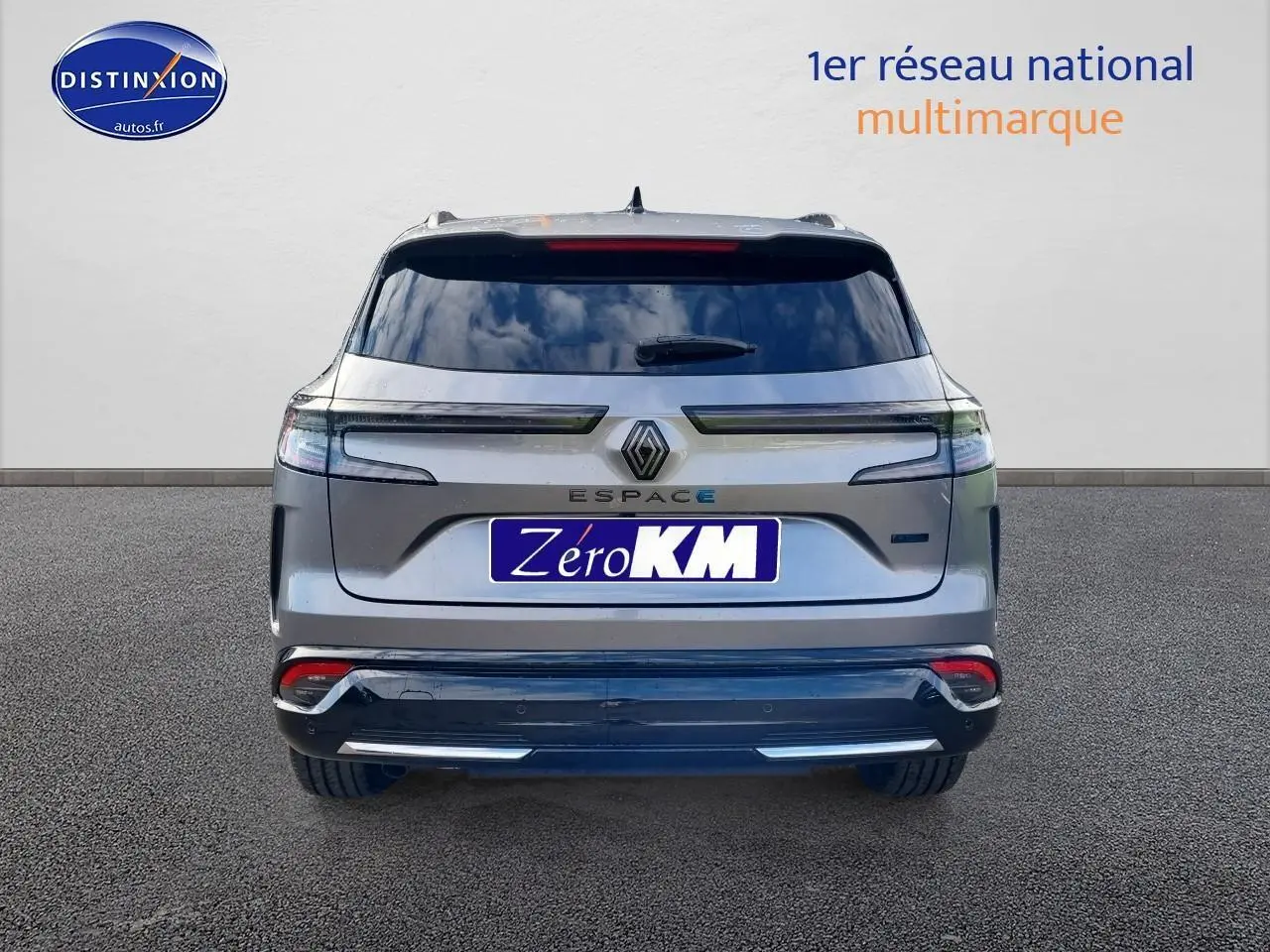Vue arrière d'un Renault Espace VI gris schiste avec feux arrière LED et logo central visible.