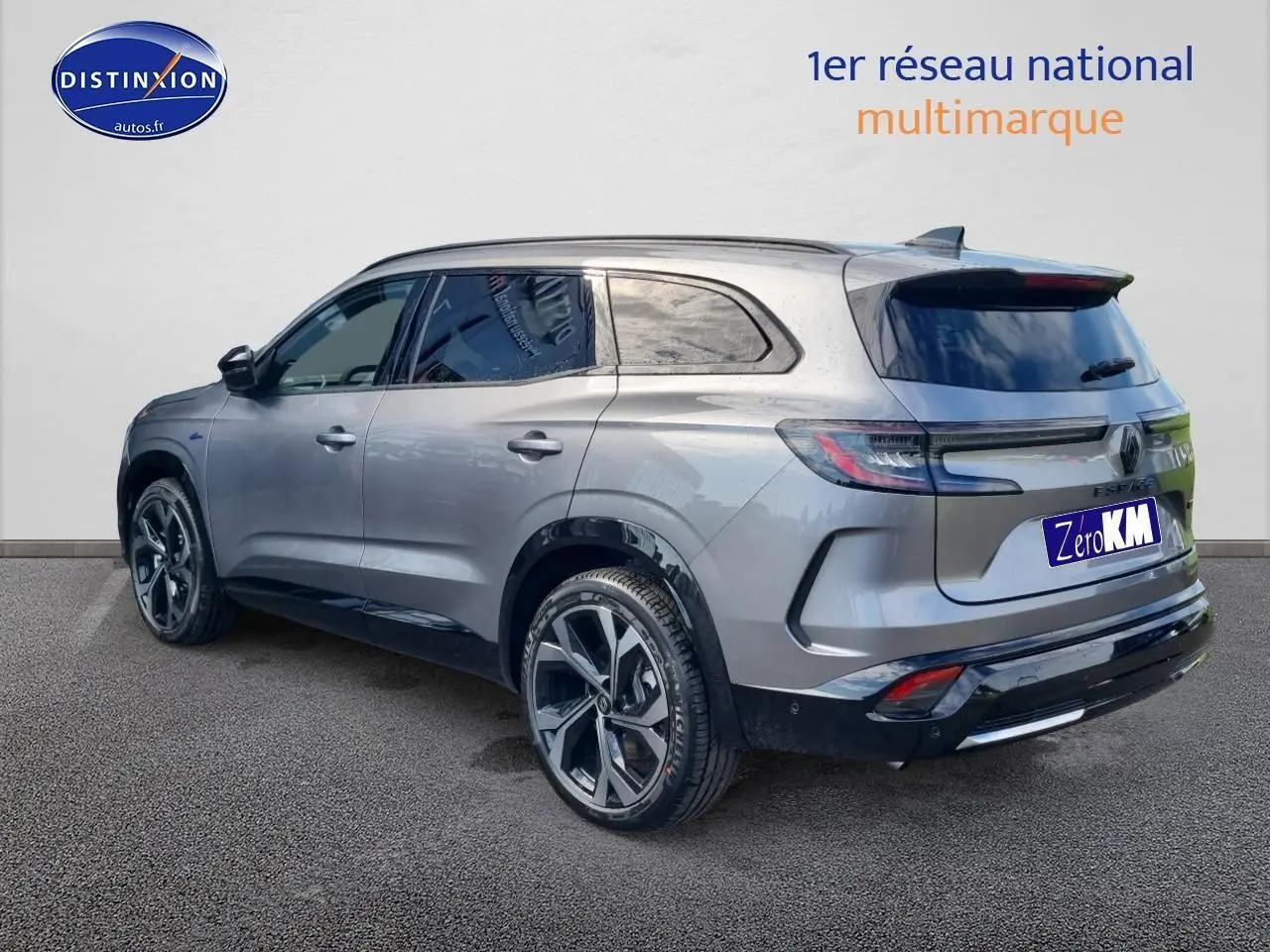 Renault Espace VI gris schiste vu en 3/4 arrière droit, avec jantes alliage 20 pouces et feux arrière LED 3D.